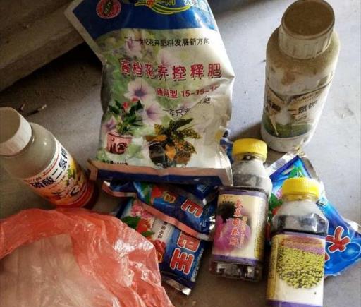花肥別亂買，養花澆點「花多多」，葉子肥綠，開花多，比啥都好用