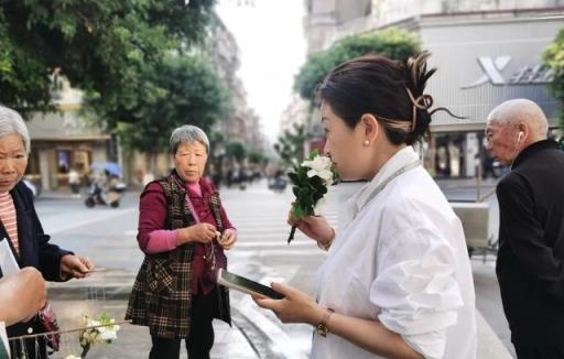 忍不住！今天上午，在威遠蘭草街拍下這一幕