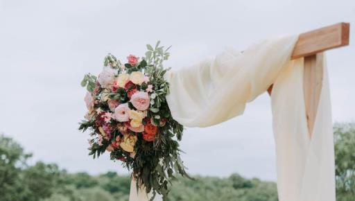 花卉主題的婚禮花園裝飾