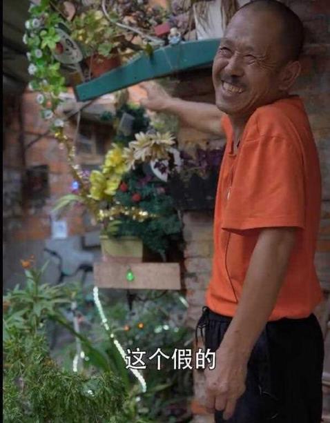 一位67歲大爺，因「在廢墟水泥塊裡種花」而走紅，網友太有創意